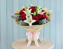 Букет цветов из:  Лилии и Розы в Костромской