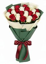 Букет Микс из красных и белых роз в Костромской
