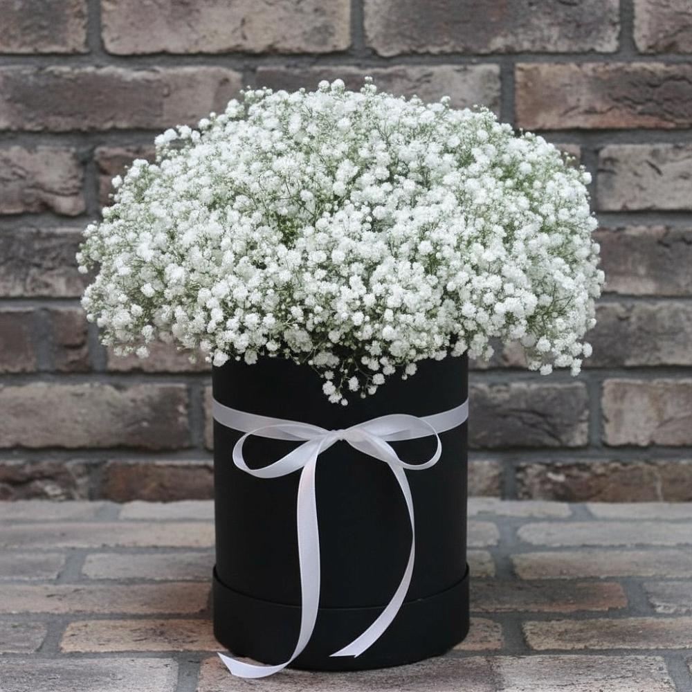 Цветочная композиция из Гипсофила в шляпной коробке в Костромской