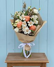 Букет цветов из:  Альстромерии, Лизиантусы, Розы и Хризантемы в Костромской
