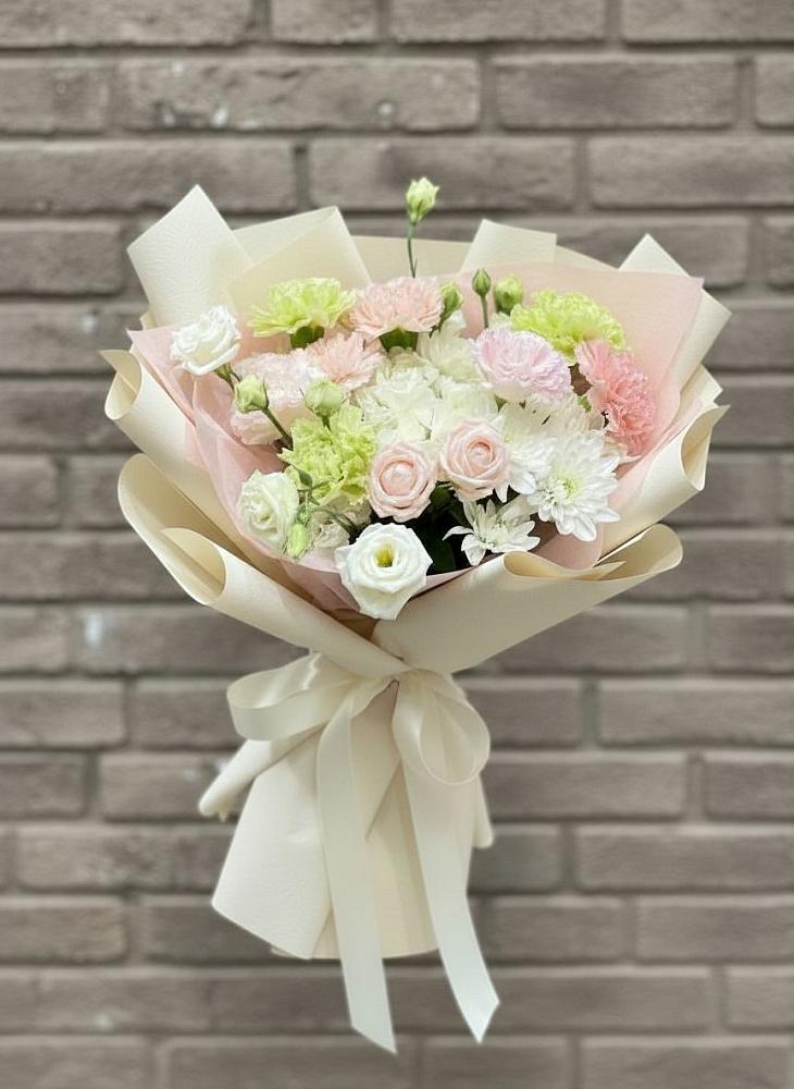 Букет цветов из: Гвоздики, Розы, Лизиантусы и Хризантемы в Костромской