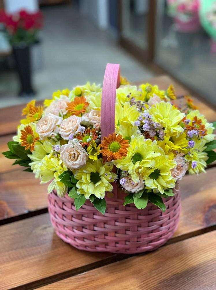 Цветочная композиция из Хризантемы и Розы в корзине в Костромской