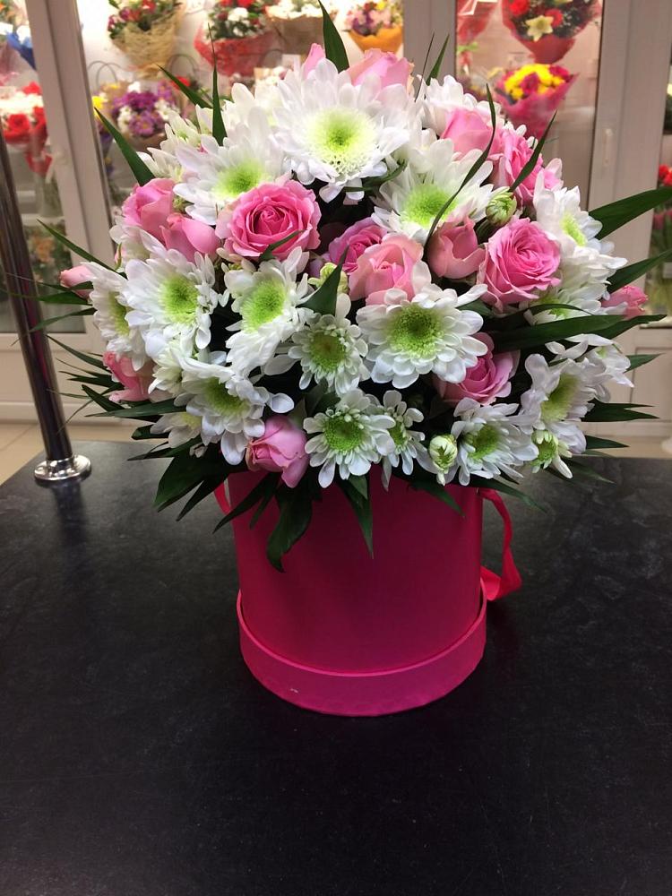 Цветочная композиция из Розы и Хризантемы в шляпной коробке в Костромской