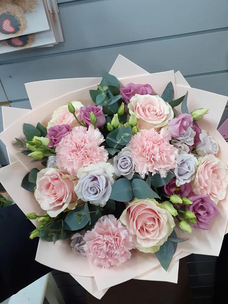 Букет цветов из: Розы, Гвоздики и Лизиантусы в Костромской