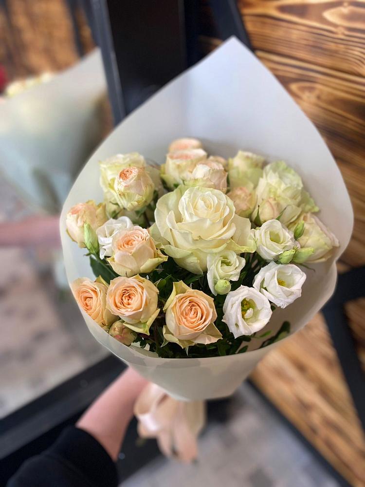 Букет цветов из: Розы и Лизиантусы в Костромской